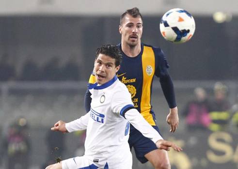 Hernanes e Cacciatore agognano la palla che pare irraggiungibile. LaPresse